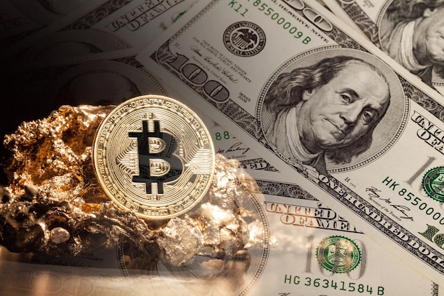 Dollars américains et pièces de monnaie Bitcoin Crypto