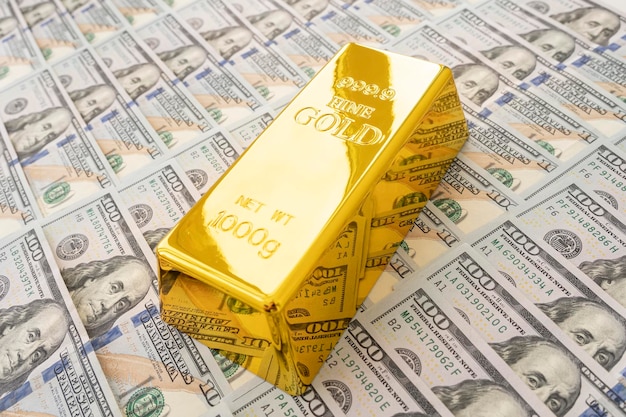 Dollars d'argent de superposition de barres d'or Concept Dans une économie pauvre Les investisseurs détiennent du dollar ou de l'or