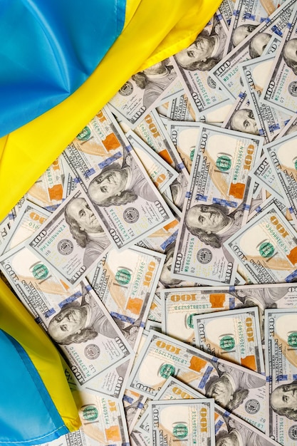 Dollars dans le contexte du drapeau ukrainien La guerre en Ukraine aide financière du monde entier