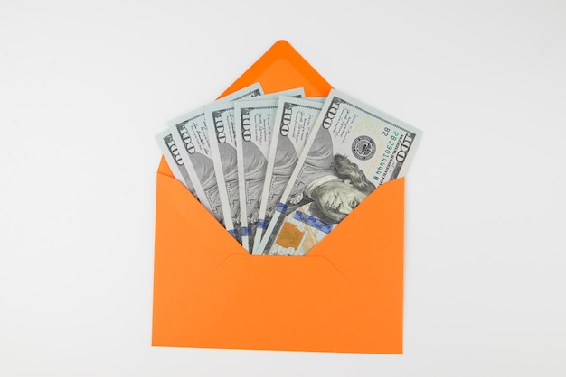 Dollars dans une enveloppe orange sur le concept financier blanc