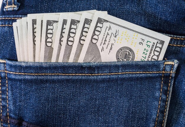 Dollars dans la poche de jeans. Fermer.