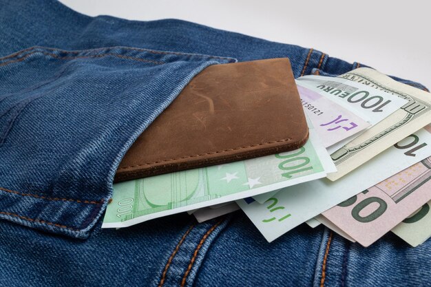 Dollars et euro sortant de la poche de jeans