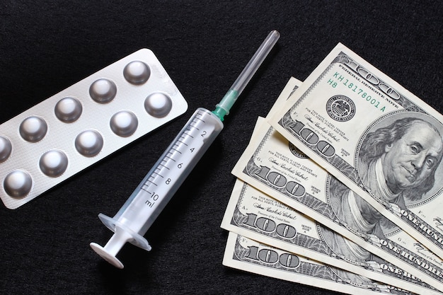 Dollars et médicaments comme symbole du coût du traitement