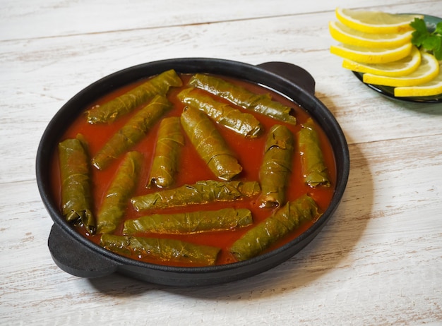 Dolma - Feuilles de vigne farcies au sarma. Cuisine méditerranéenne.