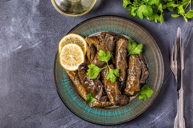 Dolma, Feuilles De Vigne Farcies Avec Du Riz Et De La Viande Sur Fond Sombre, Vue De Dessus.