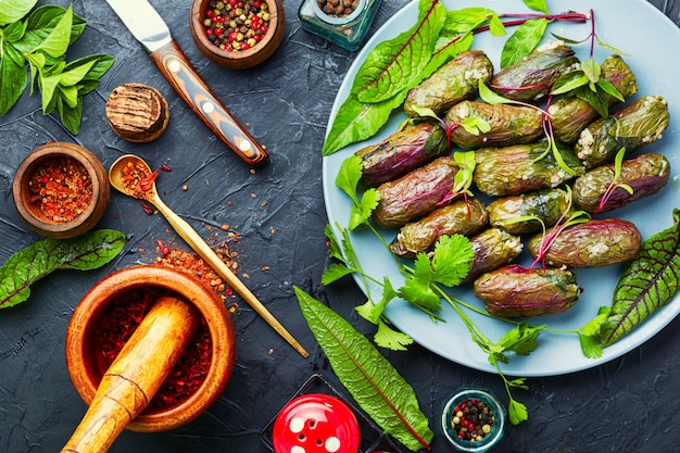 Dolma,tolma et sarma,feuilles d'oseille farcies avec du riz et de la viande.cuisine traditionnelle caucasienne