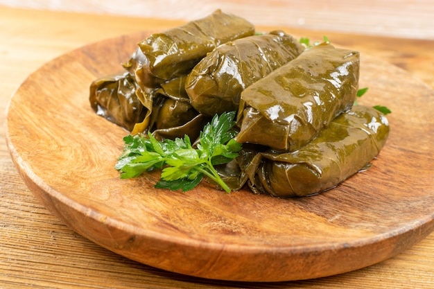 Dolma turc traditionnel sur plaque de bois