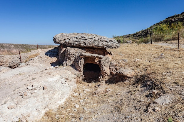 dolmen préhistorique dans les champs de Gorafe, Grenade