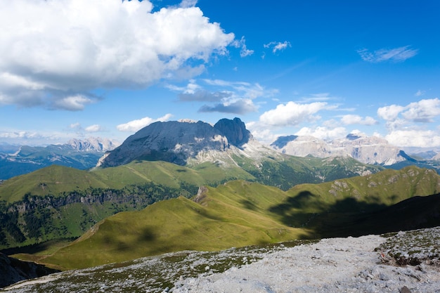 Dolomites italiennes, vue sur le pic de Sassolungo en journée d'été. Beau paysage de montagne