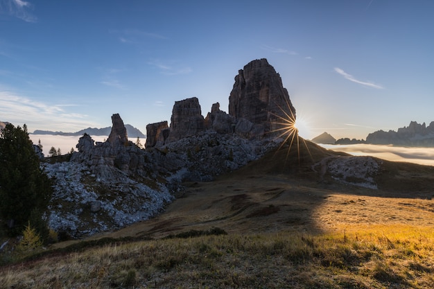 Dolomites: lever de soleil à Cinqui Torri