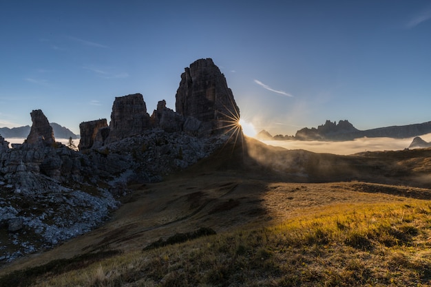 Dolomites: lever de soleil à Cinqui Torri