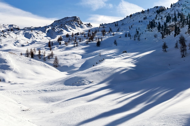 Dolomites magiques des montagnes enneigées