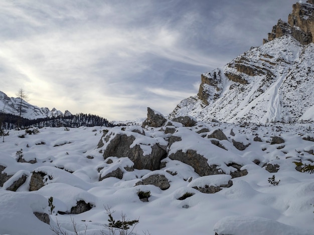 Photo les dolomites de la montagne fanes dans le panorama hivernal