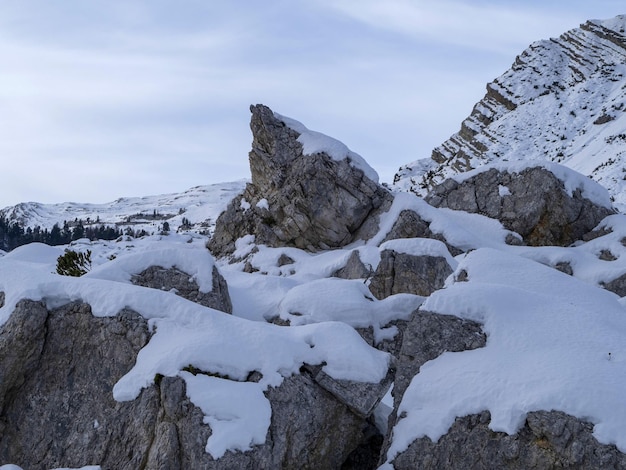 Photo les dolomites de la montagne fanes dans le panorama hivernal