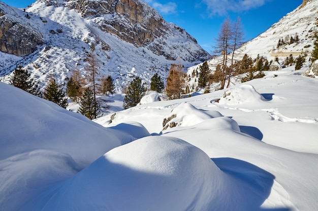 Dolomites montagnes enneigées