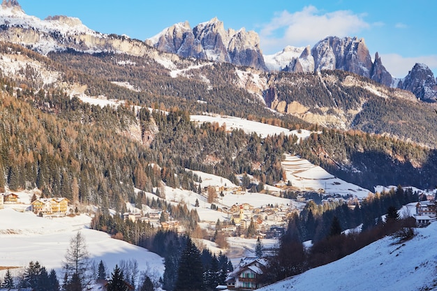 Dolomites montagnes enneigées