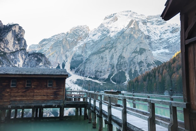 Dolomites nature lago di braies lac montagnes et petite maison