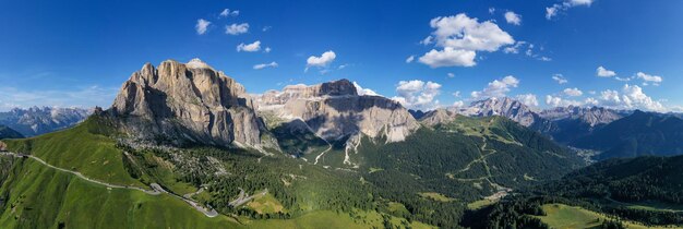 Photo dolomites passo sella belle vue sur canazei depuis le passo sella dolomites italie