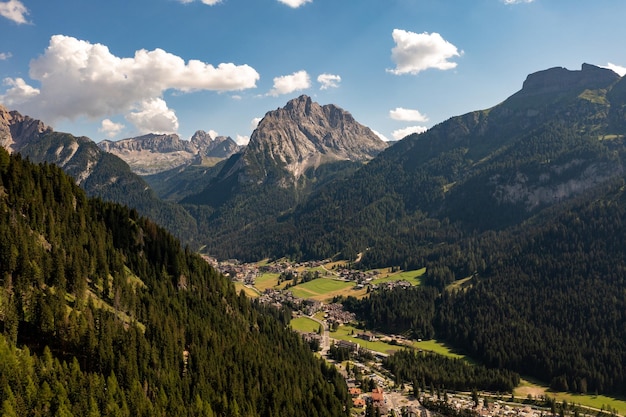 Photo dolomites passo sella belle vue sur canazei depuis le passo sella dolomites italie