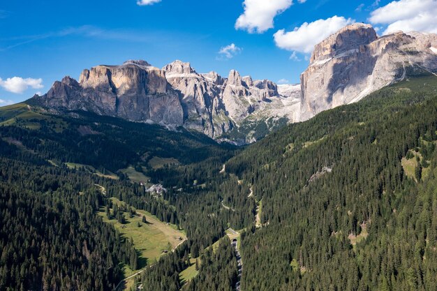 Photo dolomites passo sella une belle vue sur canazei depuis le passo sello dolomites italie