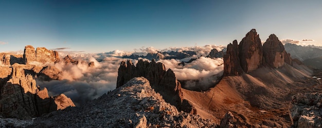 Dolomites Trois Sommets de Lavaredo Dolomites italiennes avec les célèbres Trois Sommets de Lavaredo Tre Cime Tyrol du Sud ItalyxAPople grimpant sur une route de via ferrata paternkofel