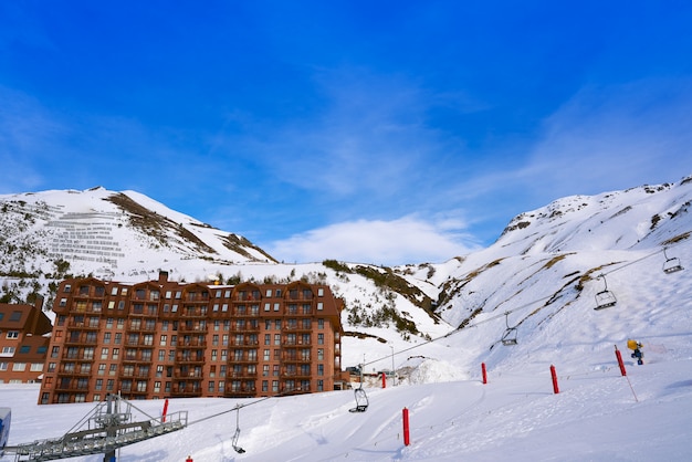 Domaine skiable d&#39;Astun à Huesca sur les Pyrénées en Espagne