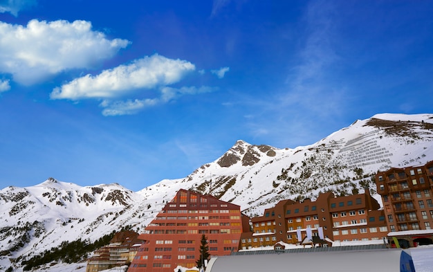 Domaine skiable d&#39;Astun à Huesca sur les Pyrénées en Espagne