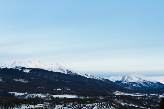 Domaine skiable de Breckenridge au lever du soleil en hiver.