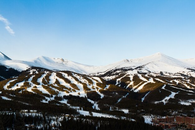 Domaine skiable de Breckenridge au lever du soleil en hiver.