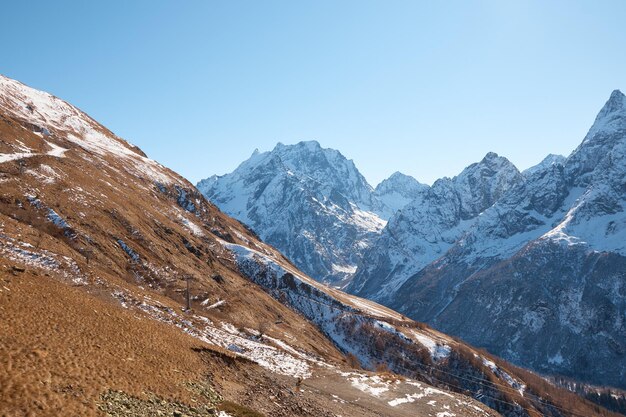 Dombay, alpes, pistes enneigées, premières neiges en montagne, soleil et beau temps, saison de ski d'hiver