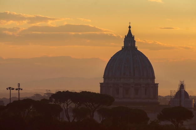 Dôme de la basilique Saint-Pierre au lever du soleil à Rome Italie