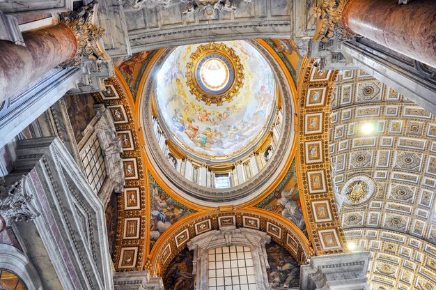 Le dôme de la basilique Saint-Pierre est le dôme le plus haut du monde.