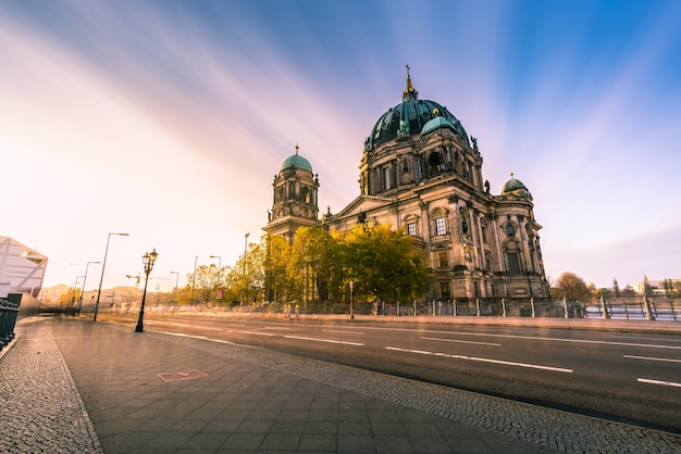 Dôme de Berlin sans peuple contre le ciel