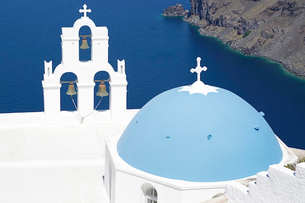 Dôme bleu Église Saint Spirou situé à Firostefani sur l'île de Santorin Grèce