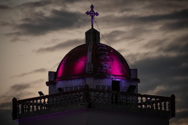 dôme cathédrale avec coucher de soleil en arrière-plan