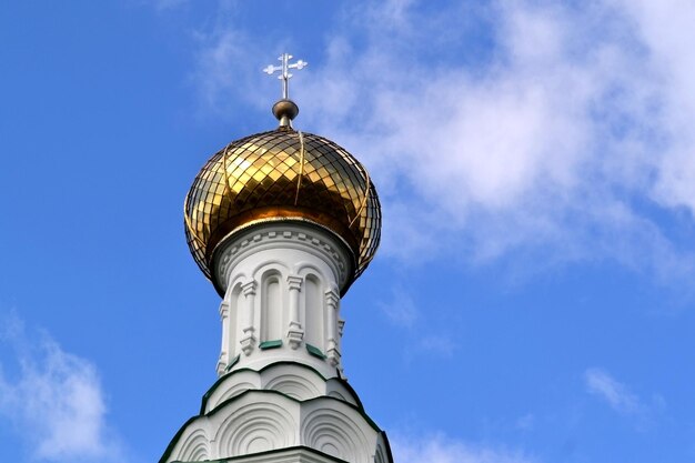 Le dôme doré de l'église contre le ciel bleu