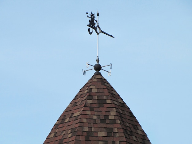 Le dôme du bâtiment contre le ciel bleu