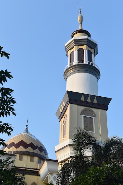 Dôme de la mosquée et le minaret de la gare de Surakarta