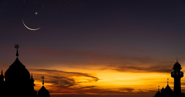 Le dôme des mosquées sur le ciel crépusculaire dans le crépuscule du soir et le croissant de lune symbole de la religion islamique