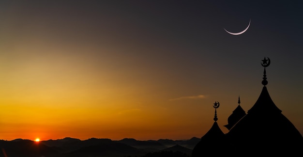 Dôme des mosquées et croissant de lune sur la religion du ciel crépusculaire de l'espace islamique et libre pour le texte Eid Al Adha