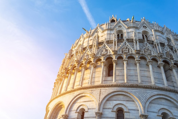 Dome Pise Baptistère ciel bleu avant le coucher du soleil