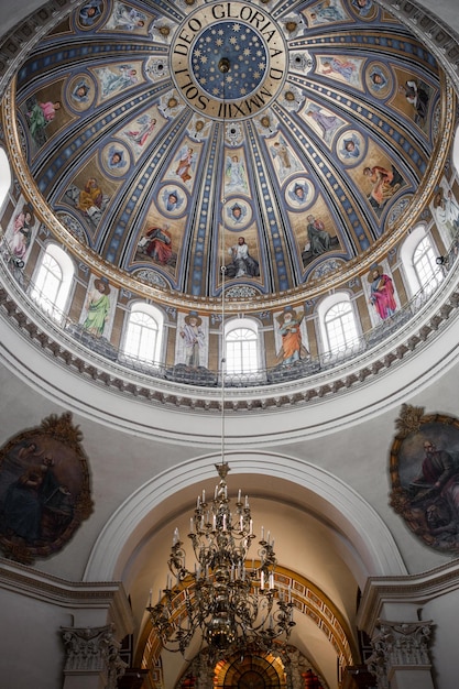 Dôme rond dans une église catholique avec intérieur peint