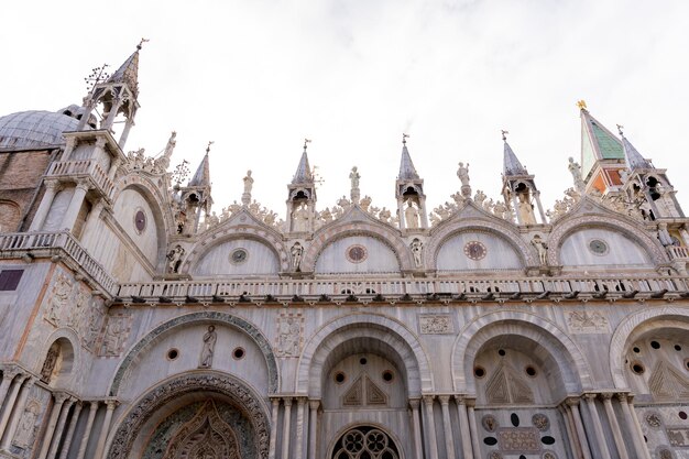 Photo dôme et statues de la basilique de venise