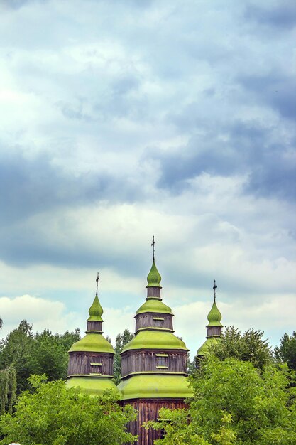 Dômes en bois verts de l'église orthodoxe