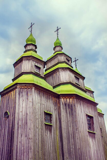 Dômes en bois verts de l'église orthodoxe