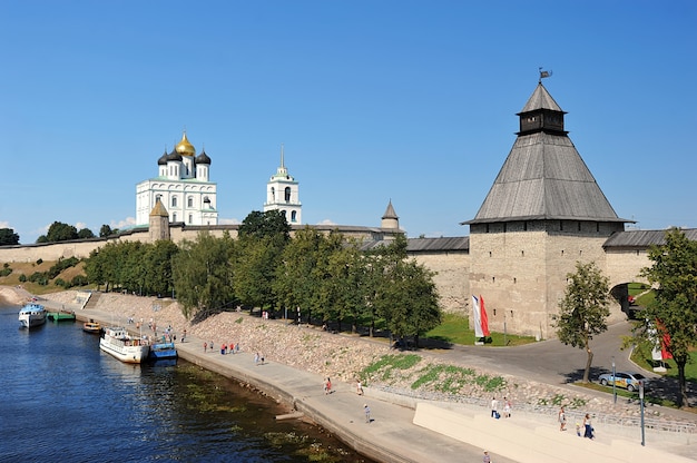 Dômes avec croix du Kremlin orthodoxe à Pskov, Russie