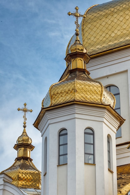 Les dômes dorés de l'église chrétienne orthodoxe brillent sur le fond de ciel bleu