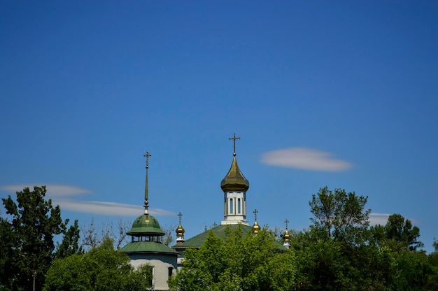 Les dômes d'une église chrétienne contre le ciel bleu