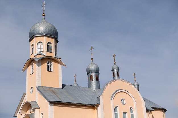 Dômes d'église contre le ciel.