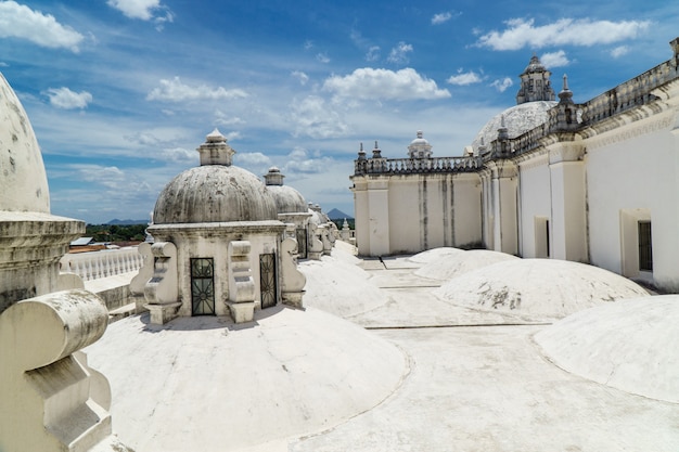 Dômes sur le toit blanc de la cathédrale de Leon, Nicaragua